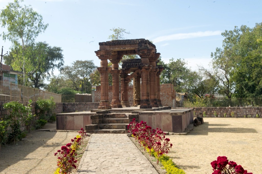 Gyaraspur Atha Khamba Temple – Madhya Pradesh