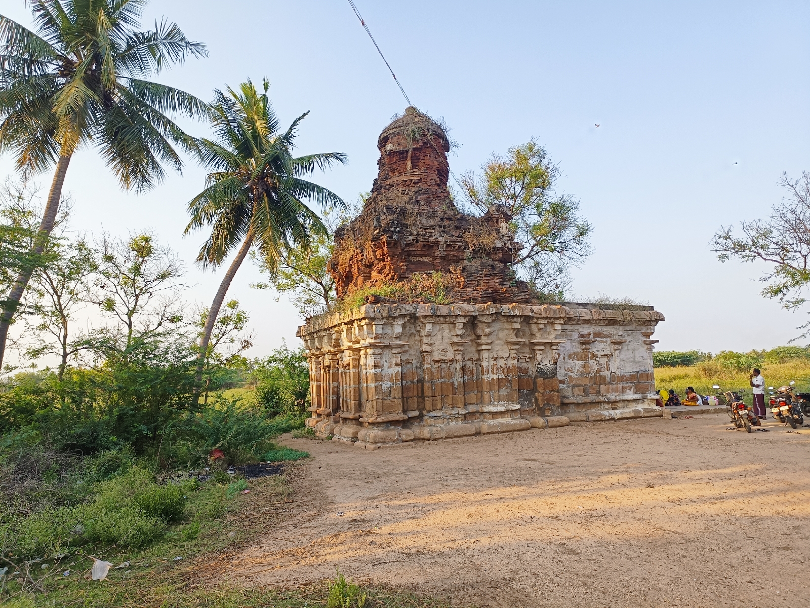 Mettumaruthur Aaravamutheswarar Temple, Karur