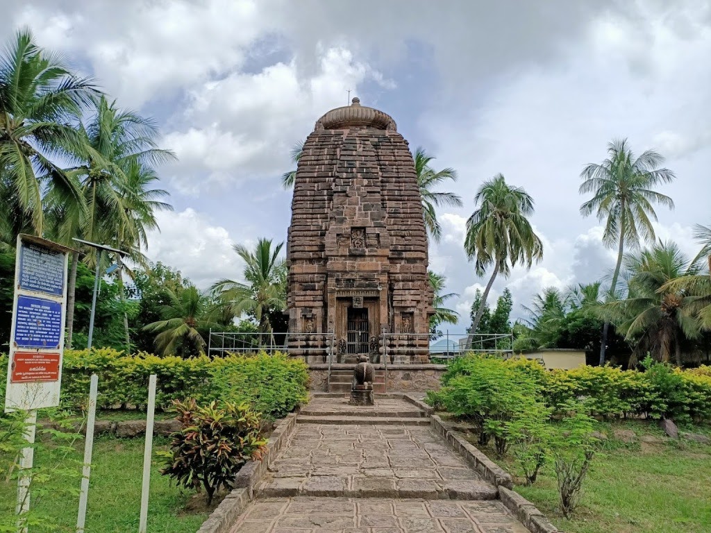 Mukhalingam Someswara Temple, Andhra Pradesh - lightuptemples