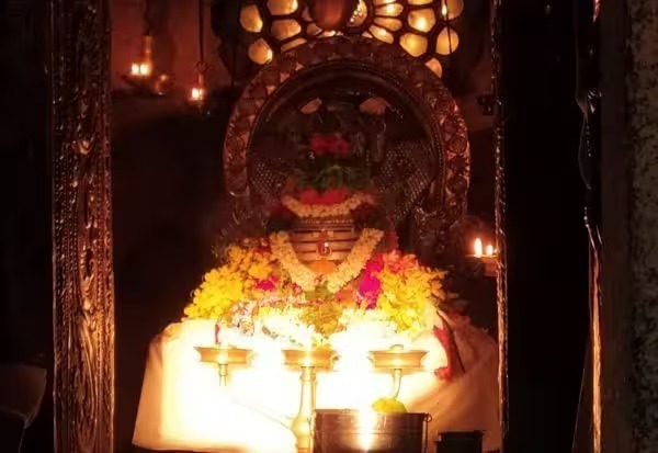 லிங்கத்திருமேனி மீது சூரிய ஒளி ஆரியபட்டி கோவிலில் அதிசயம்